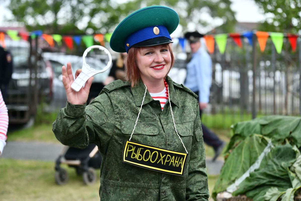 Три команды приняли участие в «Рыбацком хит-парад», организованном в День рыбака: «Икринки с перчинкой» из села Рейдово, «Морская братва» - это сборная Курильска и «Капитаны удачи» из села Горное Три команды приняли участие в «Рыбацком хит-парад», организованном в День рыбака: «Икринки с перчинкой» из села Рейдово, «Морская братва» - это сборная Курильска и «Капитаны удачи» из села Горное