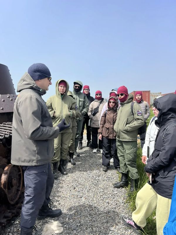 Первый пошел!.... Первая группа молодёжи, прибыв на Шумшу, начала своё знакомство с историей острова воинской славы с места, где 18 августа в далёком 1945 году состоялся тяжелейший бой советских солдат, отразивших танковую... Первый пошел!.... Первая группа молодёжи, прибыв на Шумшу, начала своё знакомство с историей острова воинской славы с места, где 18 августа в далёком 1945 году состоялся тяжелейший бой советских солдат, отразивших танковую...