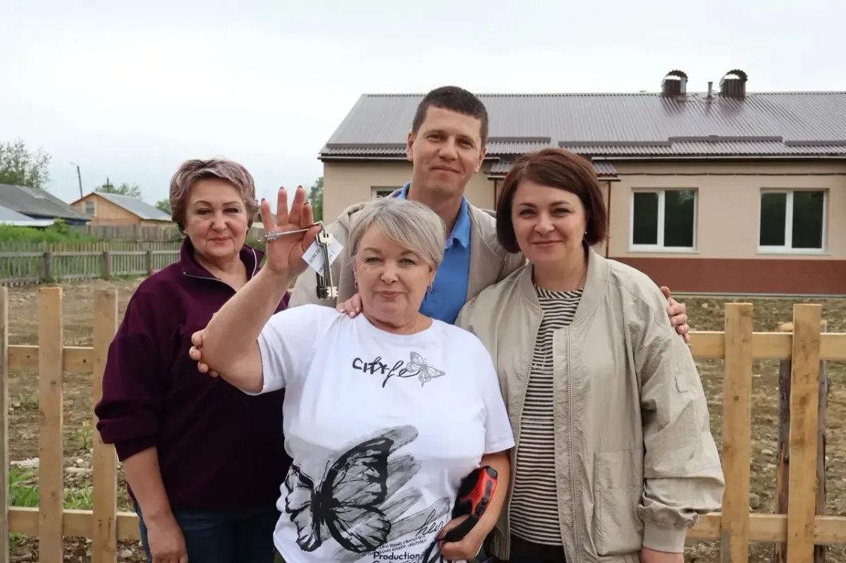 Счастливый билет в новую жизнь: четыре семьи из Смирных получили ключи от новых квартир