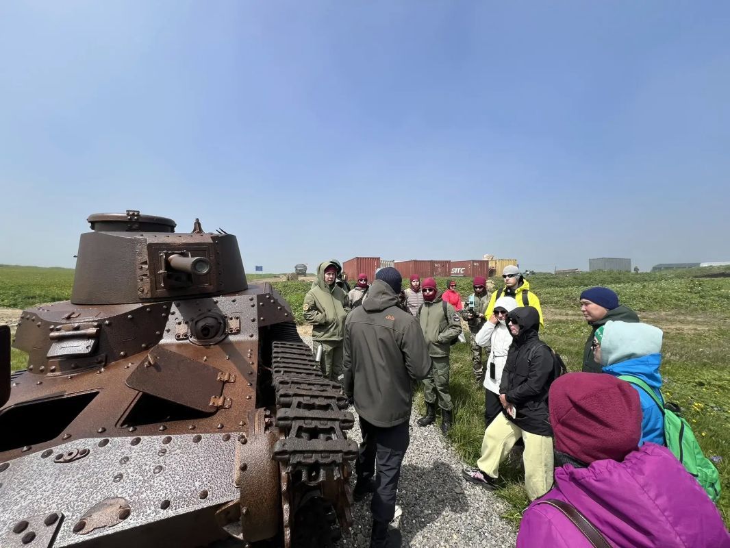 Первый пошел!.... Первая группа молодёжи, прибыв на Шумшу, начала своё знакомство с историей острова воинской славы с места, где 18 августа в далёком 1945 году состоялся тяжелейший бой советских солдат, отразивших танковую... Первый пошел!.... Первая группа молодёжи, прибыв на Шумшу, начала своё знакомство с историей острова воинской славы с места, где 18 августа в далёком 1945 году состоялся тяжелейший бой советских солдат, отразивших танковую...