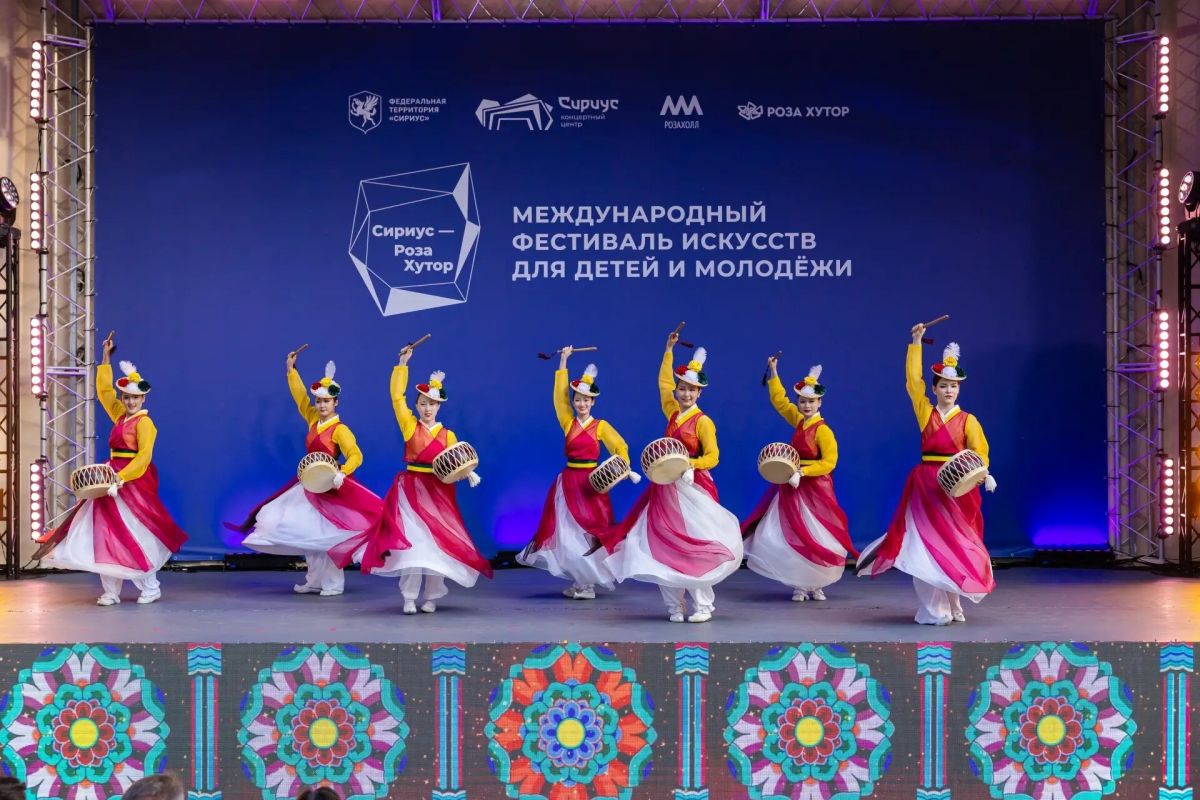 Творческие коллективы Сахалинской области с большим успехом выступили на Международном фестивале искусств «Сириус - Роза Хутор», став яркими участниками программы «Вместе мы - Россия» Творческие коллективы Сахалинской области с большим успехом выступили на Международном фестивале искусств «Сириус - Роза Хутор», став яркими участниками программы «Вместе мы - Россия»