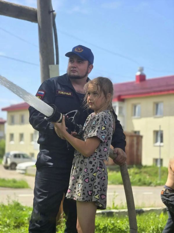 В гостях у пожарных. 14 июля в стенах пожарно-спасательной части № 52 с. Троицкое на экскурсии побывали ученики школы № 23 г. Южно-Сахалинска В гостях у пожарных. 14 июля в стенах пожарно-спасательной части № 52 с. Троицкое на экскурсии побывали ученики школы № 23 г. Южно-Сахалинска