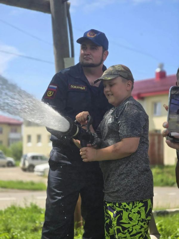 В гостях у пожарных. 14 июля в стенах пожарно-спасательной части № 52 с. Троицкое на экскурсии побывали ученики школы № 23 г. Южно-Сахалинска В гостях у пожарных. 14 июля в стенах пожарно-спасательной части № 52 с. Троицкое на экскурсии побывали ученики школы № 23 г. Южно-Сахалинска