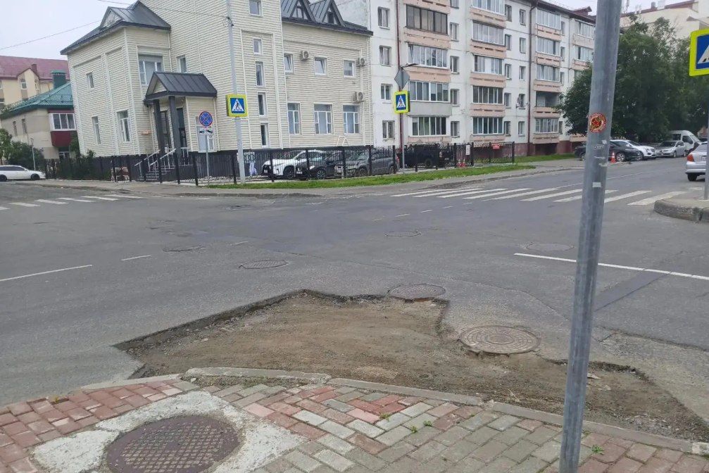 На перекрестке Чехова и Курильской в Южно-Сахалинске вовремя не восстановили асфальт