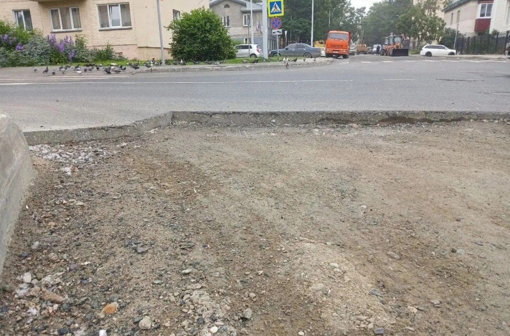 На перекрестке Чехова и Курильской в Южно-Сахалинске вовремя не восстановили асфальт На перекрестке Чехова и Курильской в Южно-Сахалинске вовремя не восстановили асфальт