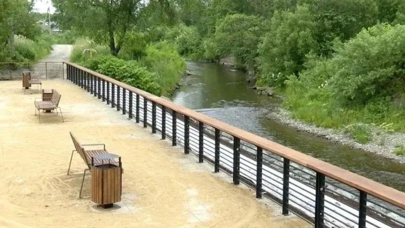 Весной 2026 года в Долинске завершены работы по дноуглублению и берегоукреплению на реке Излучной, а в конце лета здесь появится зона отдыха