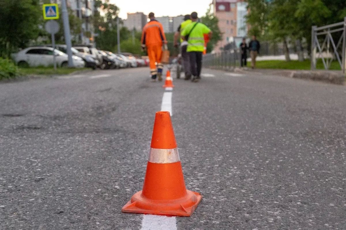 Дорогам – свежую разметку. Дорожные службы почти завершили первичное обновление разметки на улично-дорожной сети Южно-Сахалинска после зимы Дорогам – свежую разметку. Дорожные службы почти завершили первичное обновление разметки на улично-дорожной сети Южно-Сахалинска после зимы