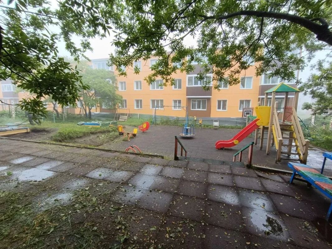 Субботник по-мужски: вертолётчики привели в порядок муниципальную детскую площадку у 18 дома в селе Горное Субботник по-мужски: вертолётчики привели в порядок муниципальную детскую площадку у 18 дома в селе Горное