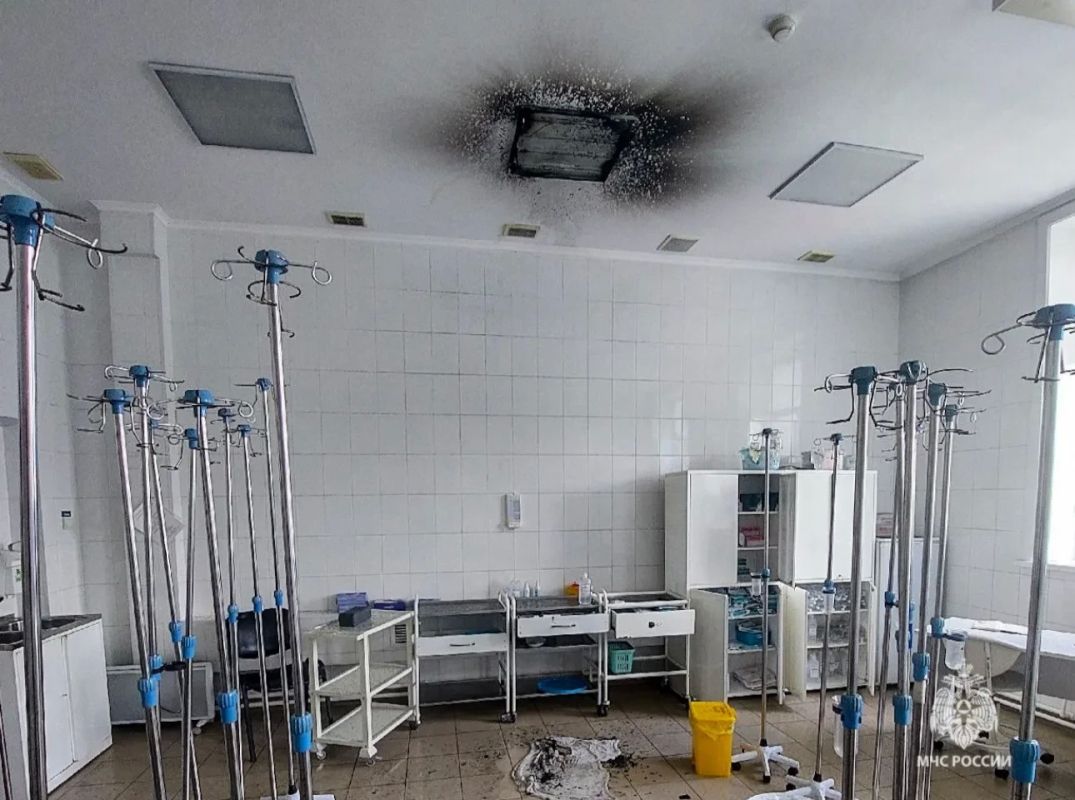 49 человек эвакуировали из больницы з-за возгорания светильника