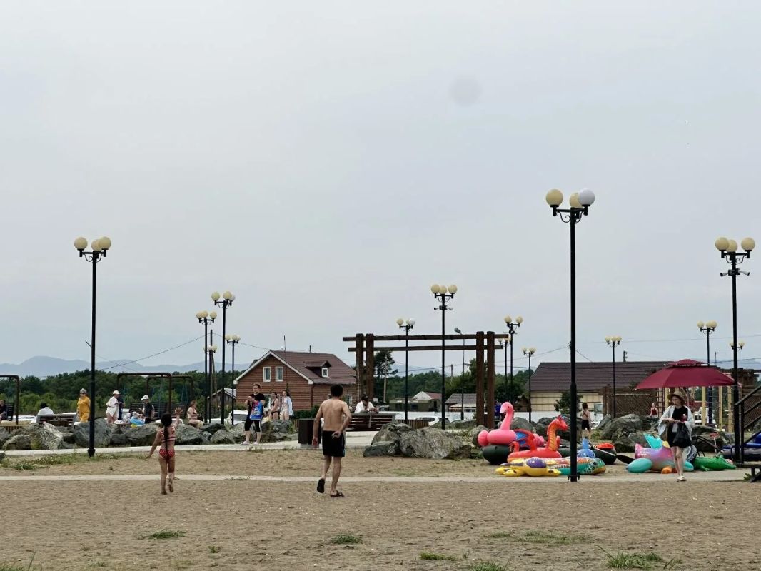 Летний сезон в самом разгаре, и пляжи традиционно становятся местом притяжения для жителей и гостей островного региона Летний сезон в самом разгаре, и пляжи традиционно становятся местом притяжения для жителей и гостей островного региона