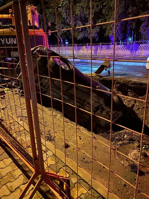 «Авто всмятку»: легковушка улетела в смотровую яму в Южно-Сахалинске