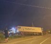 Прицеп длинномера завалился на бок в Поронайске