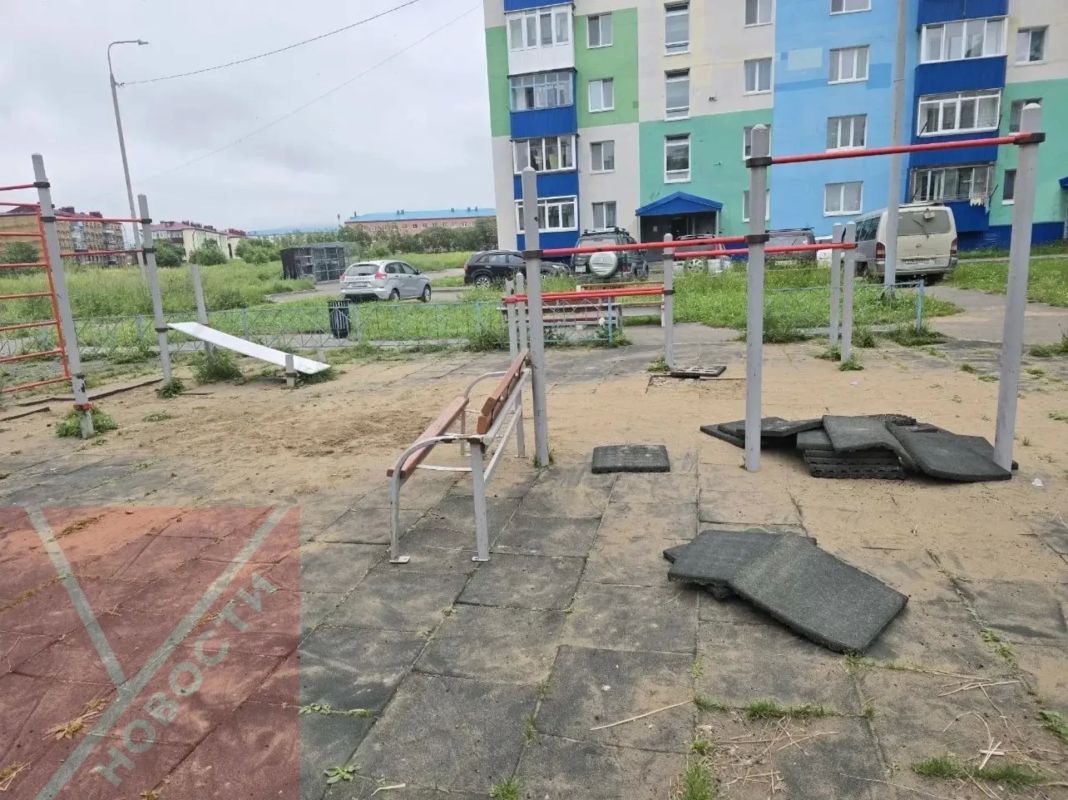 Жители Шахтёрска и Углегорска жалуются на опасные детские площадки Жители Шахтёрска и Углегорска жалуются на опасные детские площадки