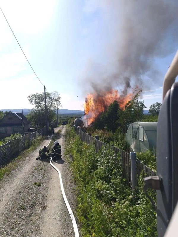 В Долинском районе горел дачный домик В Долинском районе горел дачный домик