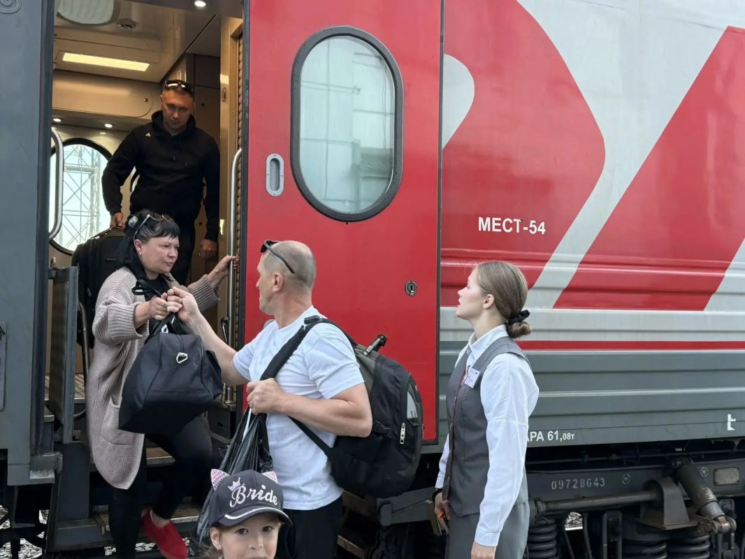 Стаканы в подстаканниках, стук колес и запах свежесваренного кофе - романтика поездов дальнего следования для участников студенческих отрядов на лето становятся рабочими буднями Стаканы в подстаканниках, стук колес и запах свежесваренного кофе - романтика поездов дальнего следования для участников студенческих отрядов на лето становятся рабочими буднями