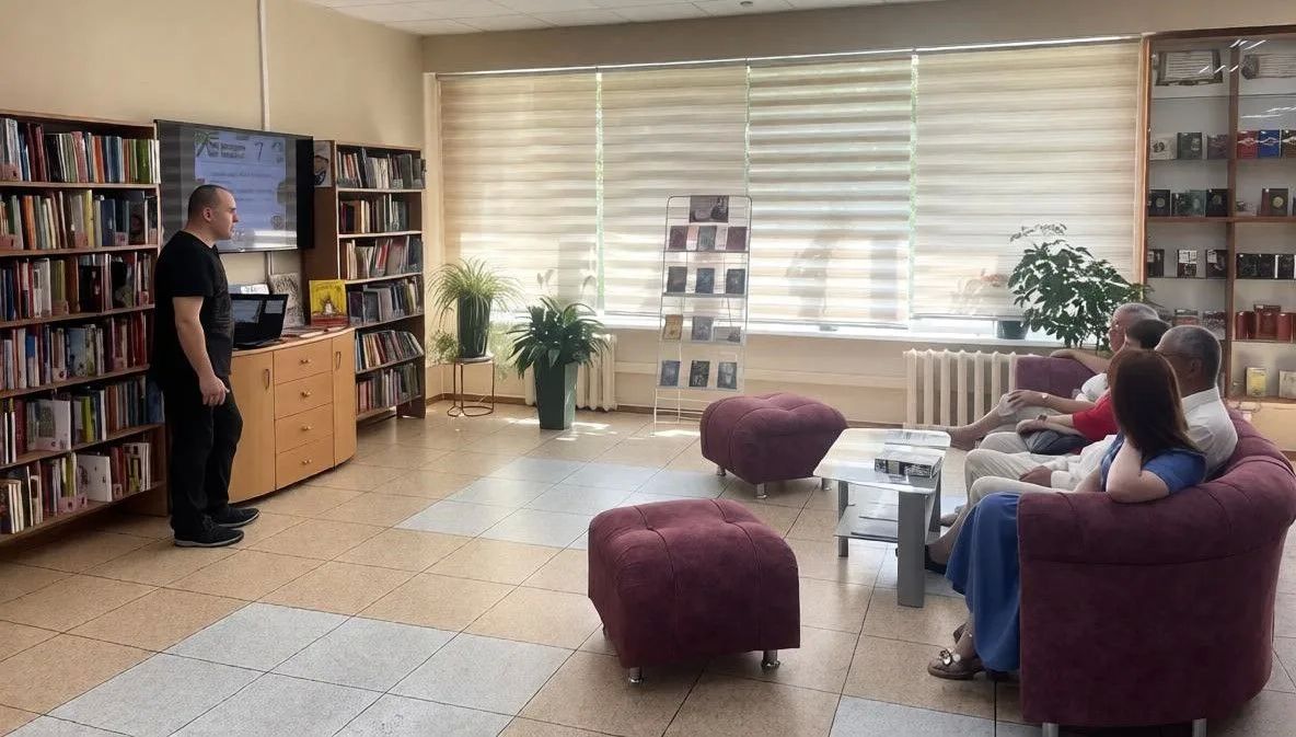 Культура без границ. Интеллект-игра «Лето красное в литературе и искусстве» прошла в главной островной библиотеке для участников регионального клуба людей с сахарным диабетом «Клюковка»