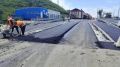 На мосту через реку Правда в Холмском районе начали укладывать асфальт