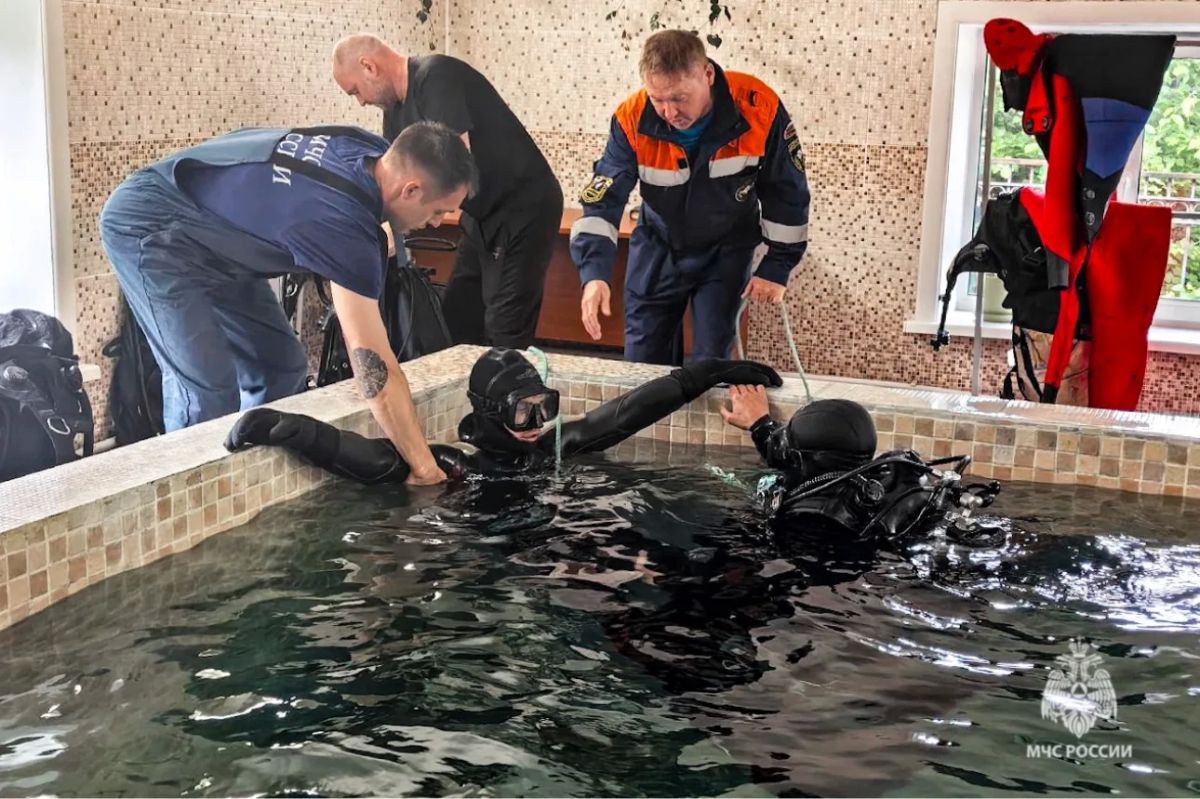 Спасатели-водолазы МЧС России подтвердили свою квалификацию Спасатели-водолазы МЧС России подтвердили свою квалификацию