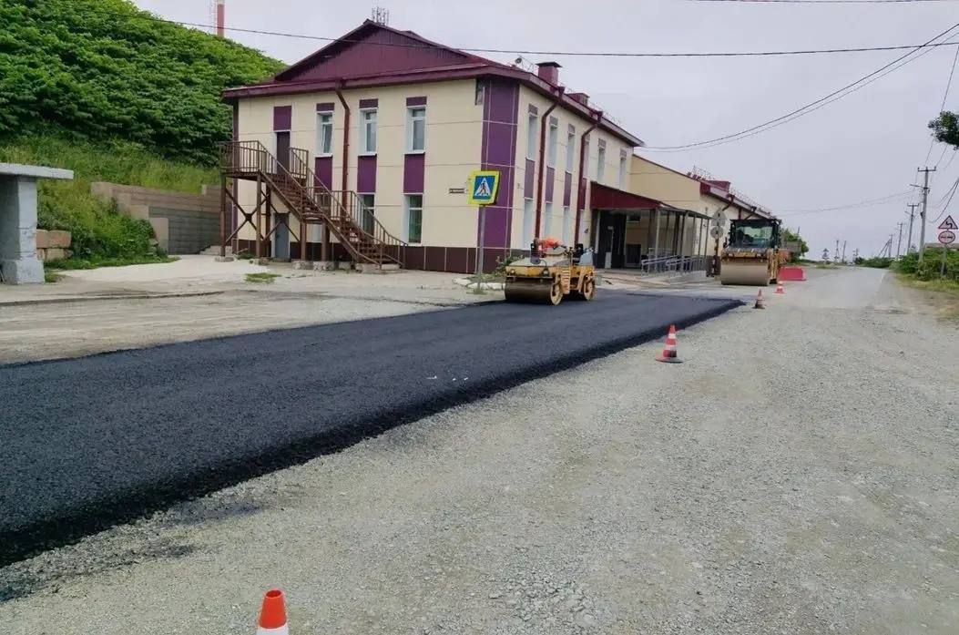В Холмском районе начали асфальтировать мост через реку Правда В Холмском районе начали асфальтировать мост через реку Правда