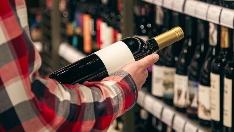 За полгода продавец магазина «Винлаб» в Южно-Сахалинске прикарманил товара на 430 тысяч рублей