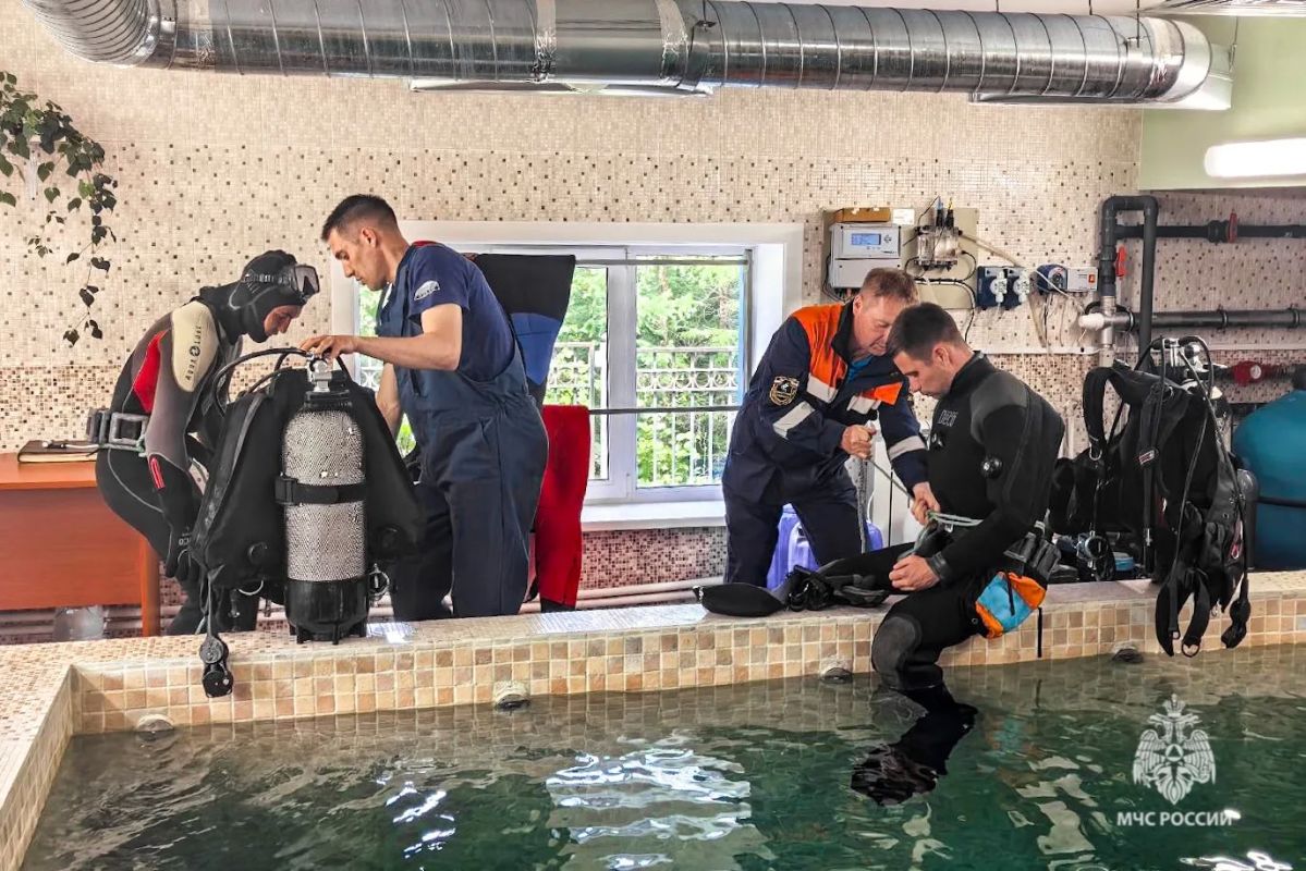 Спасатели-водолазы МЧС России подтвердили свою квалификацию Спасатели-водолазы МЧС России подтвердили свою квалификацию