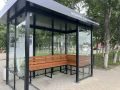 В Корсакове вандал разбил стеклянную остановку и попал на камеры