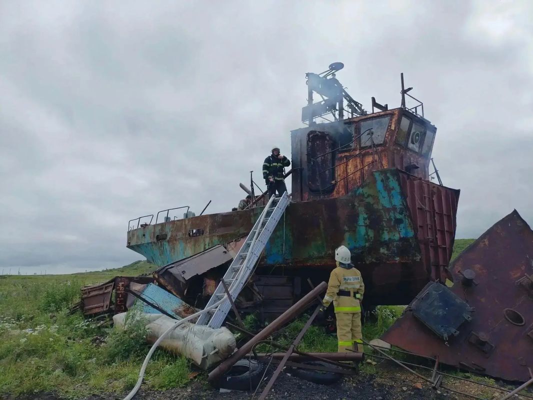 Пожар на заброшенном судне в Курильске ликвидирован
