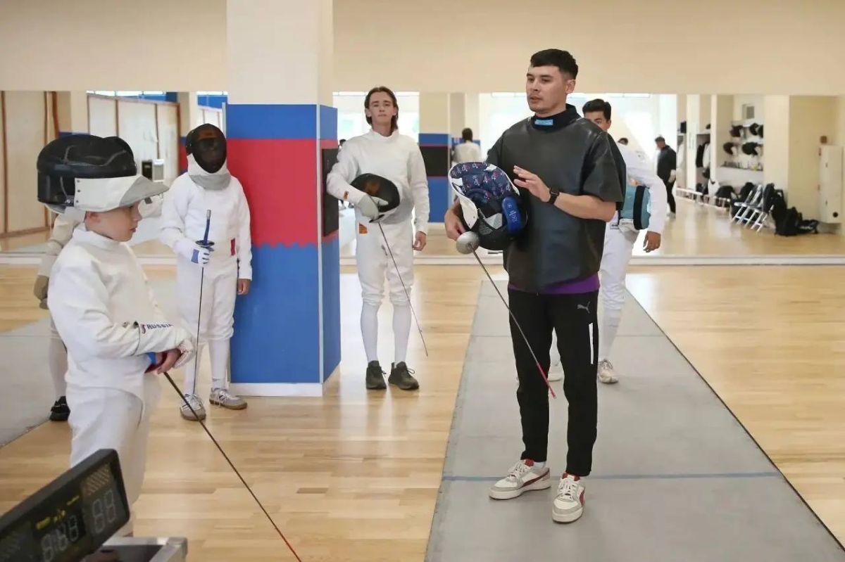Чемпион России Аскар Хамзин провел серию мастер-классов для сахалинских фехтовальщиков Чемпион России Аскар Хамзин провел серию мастер-классов для сахалинских фехтовальщиков