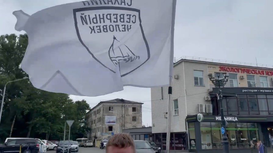 В Южно-Сахалинске перед зданием генконсульства Японии состоялся митинг В Южно-Сахалинске перед зданием генконсульства Японии состоялся митинг