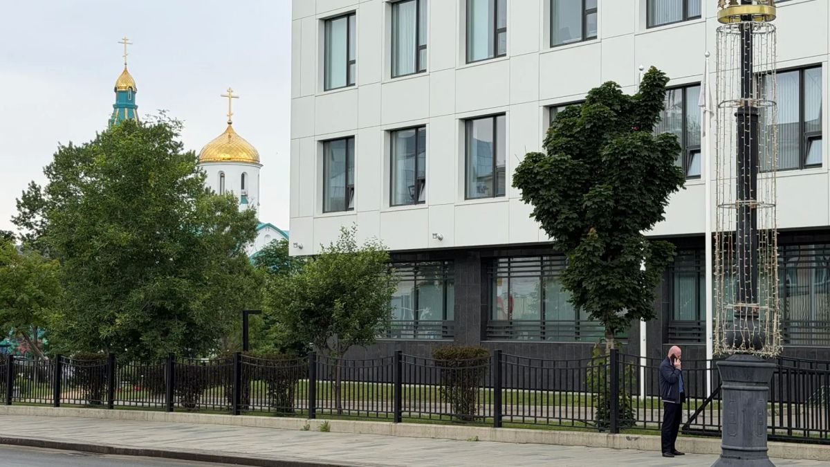 У здания генерального консульства Японии в Южно-Сахалинске сегодня прошёл митинг-пикет У здания генерального консульства Японии в Южно-Сахалинске сегодня прошёл митинг-пикет