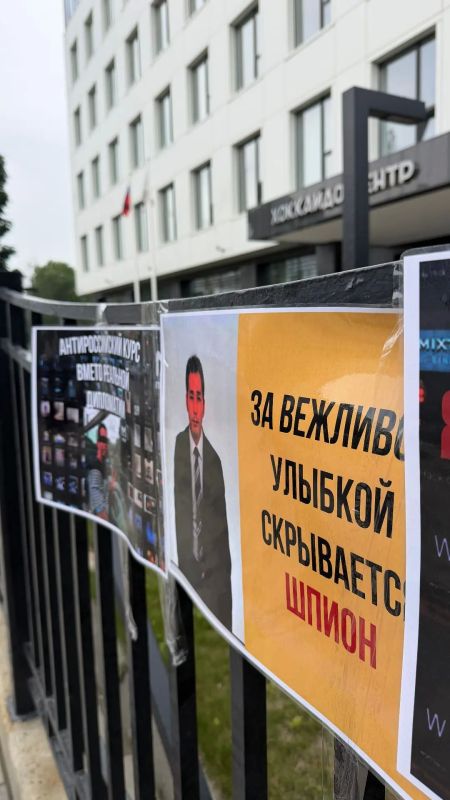 У здания генерального консульства Японии в Южно-Сахалинске сегодня прошёл митинг-пикет У здания генерального консульства Японии в Южно-Сахалинске сегодня прошёл митинг-пикет