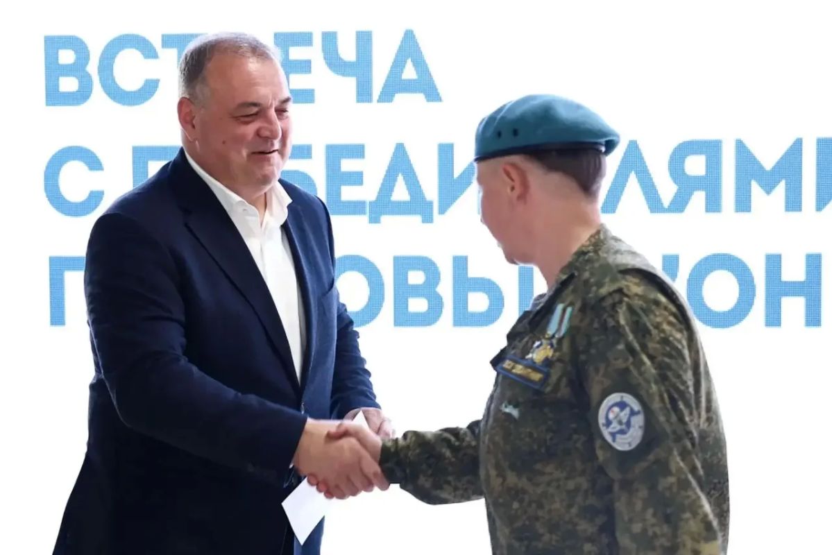 Победителей грантового конкурса Росмолодёжи наградили в Южно-Сахалинске Победителей грантового конкурса Росмолодёжи наградили в Южно-Сахалинске