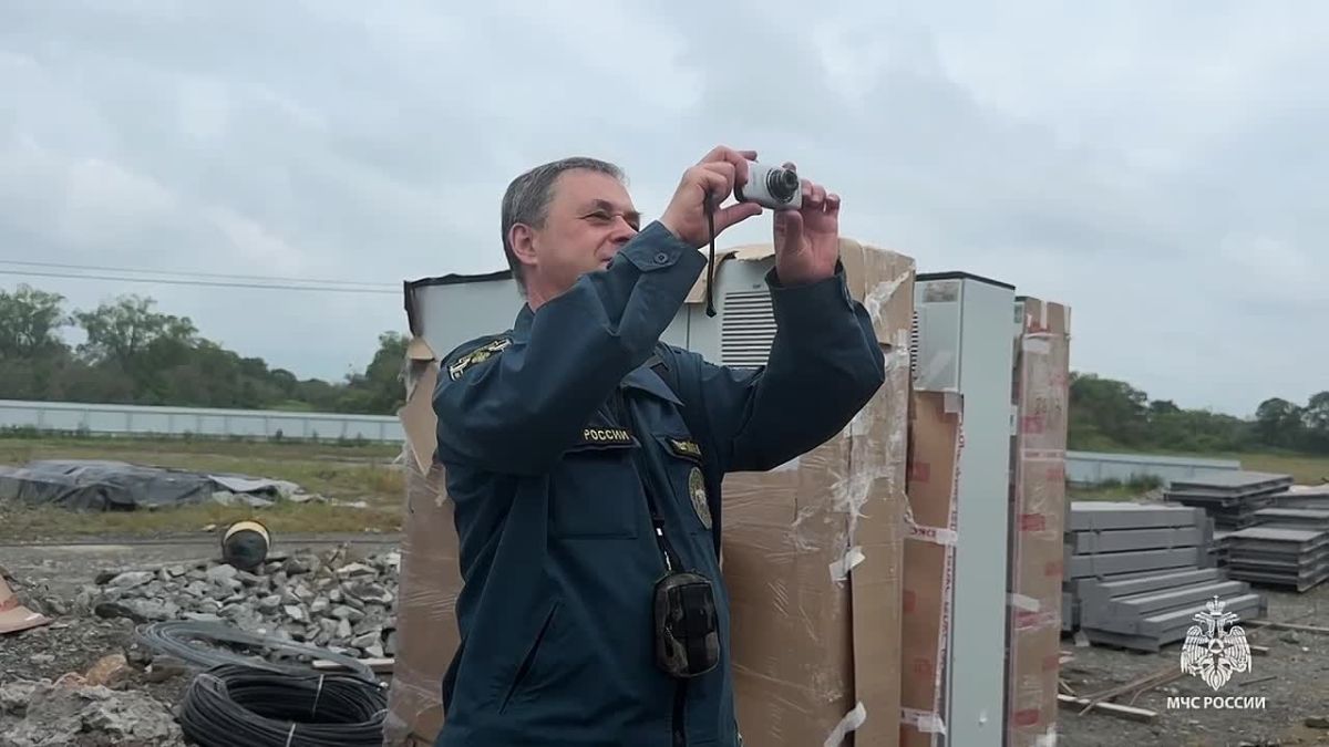 Кадры из Новотроицкого, где минувшей ночью рагорелся пожар на стройплощадке очистных сооружений