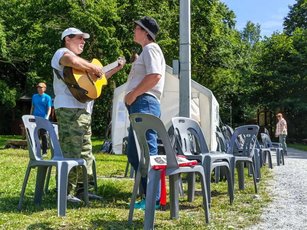 Вооруженное гитарами бард-формирование оккупировало место силы «Весточка» - здесь проходит 12-й фестиваль авторской песни «АПОстров» Вооруженное гитарами бард-формирование оккупировало место силы «Весточка» - здесь проходит 12-й фестиваль авторской песни «АПОстров»