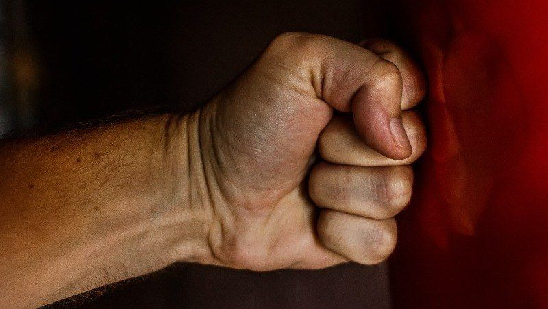 В Углегорске юноша ударил мужчину по голове металлическим предметом