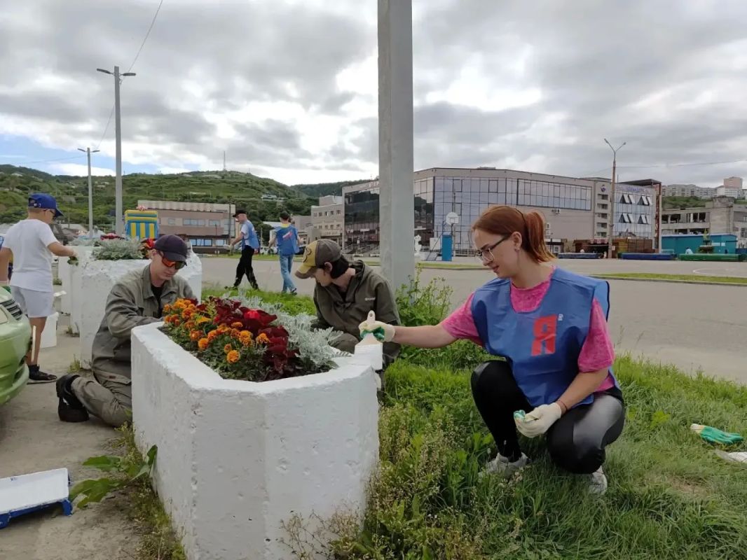 Вклад в красоту родного города: волонтёры обновляют Холмск к 156-летию