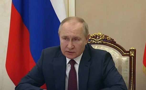 Президент Владимир Путин подписал закон, ужесточающий правила получения гражданства России, вида на жительство и разрешения на временное проживание для иностранцев