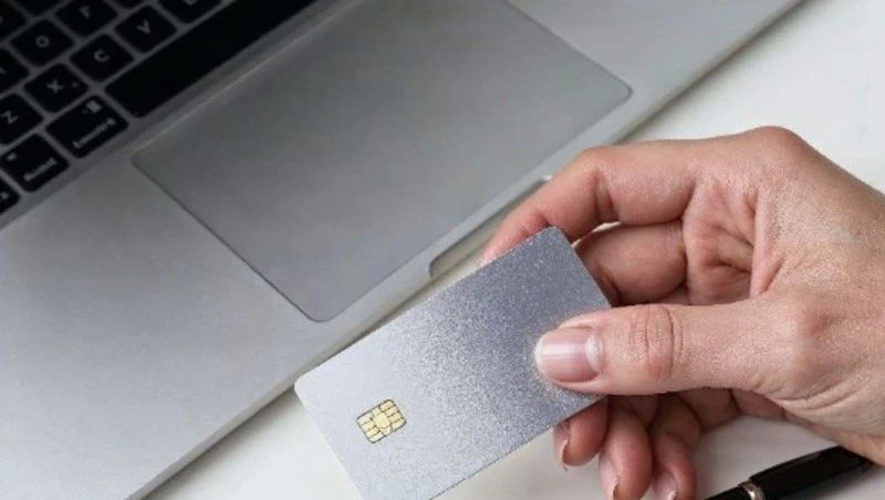 Двое жителей Сахалинской области лишились сбережений из-за фишингового приложения и покупки духов