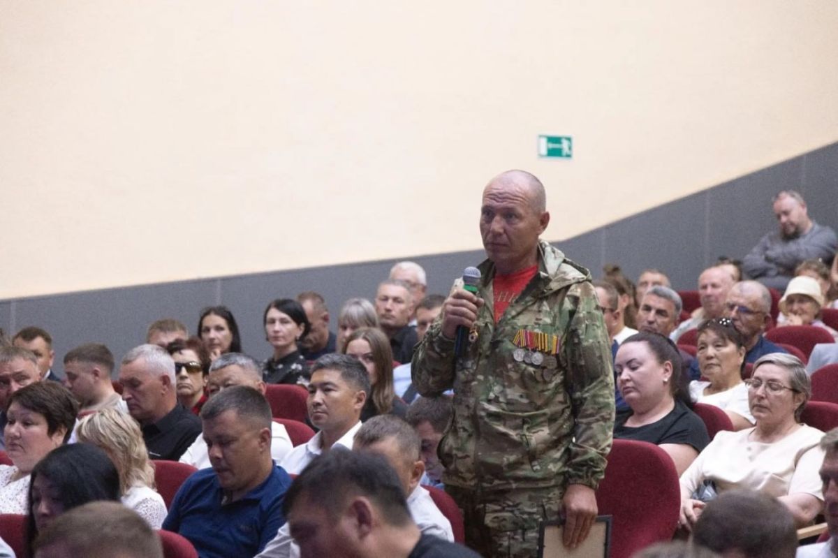 Валерий Лимаренко встретился с жителями Углегорского района и ответил на вопросы о дорогах, образовании и экологии Валерий Лимаренко встретился с жителями Углегорского района и ответил на вопросы о дорогах, образовании и экологии