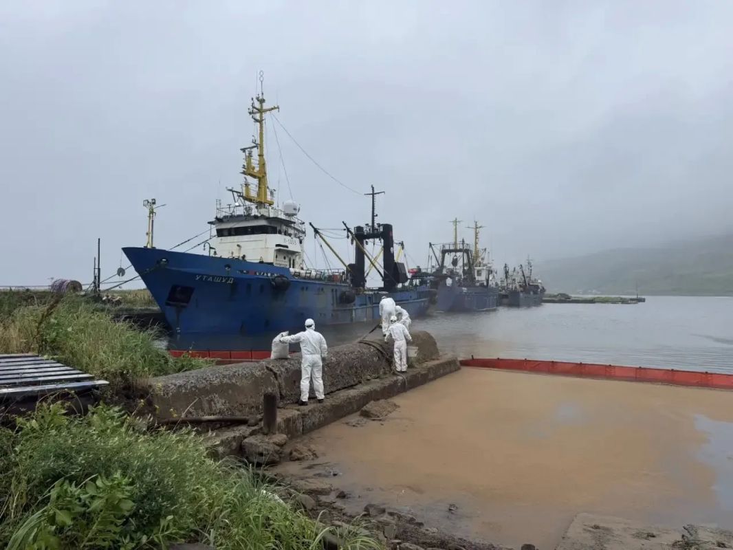 В акватории села Правда Холмского района устраняют разлив солярки В акватории села Правда Холмского района устраняют разлив солярки