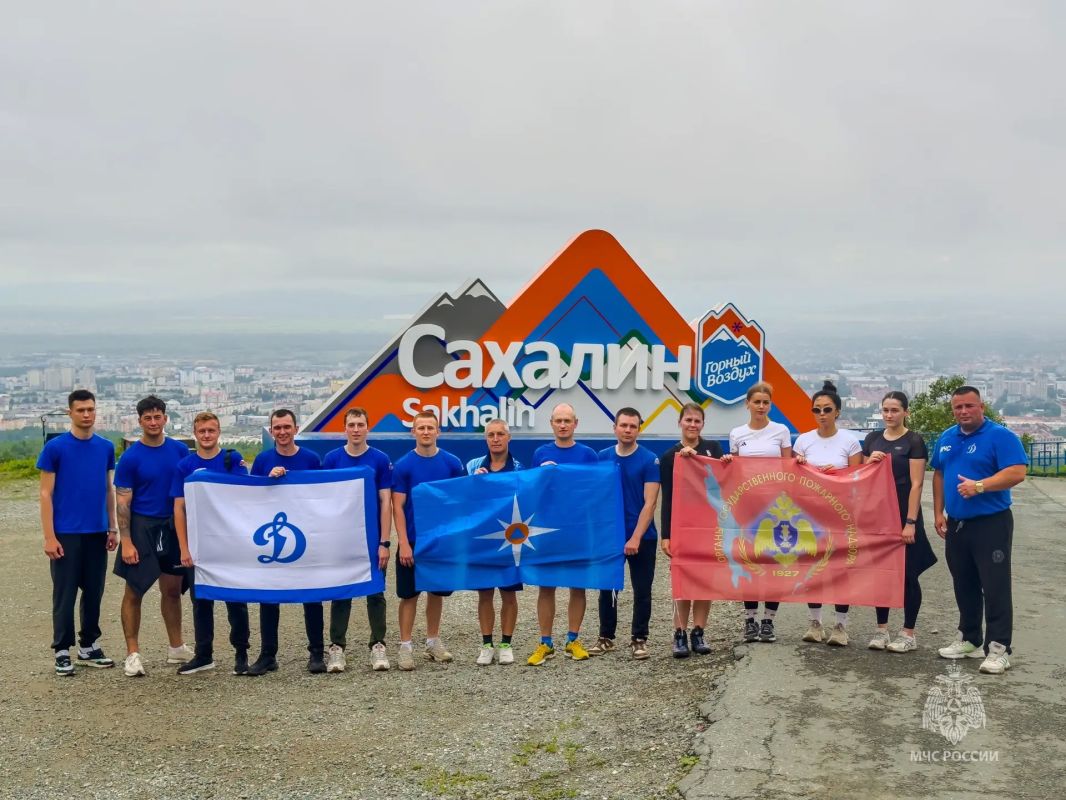 На спортивной волне. В рамках Дня физкультурника пожарный 1 ПСЧ областного центра, кандидат в мастера спорта России по ММА Алексей Рыбченко провел для коллег эффективную разминку На спортивной волне. В рамках Дня физкультурника пожарный 1 ПСЧ областного центра, кандидат в мастера спорта России по ММА Алексей Рыбченко провел для коллег эффективную разминку