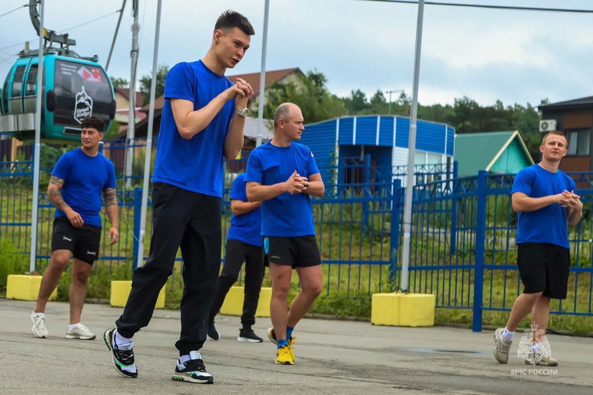 На спортивной волне. В рамках Дня физкультурника пожарный 1 ПСЧ областного центра, кандидат в мастера спорта России по ММА Алексей Рыбченко провел для коллег эффективную разминку На спортивной волне. В рамках Дня физкультурника пожарный 1 ПСЧ областного центра, кандидат в мастера спорта России по ММА Алексей Рыбченко провел для коллег эффективную разминку