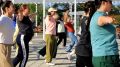 День физкультурника в Корсакове встретили массовой зарядкой на набережной