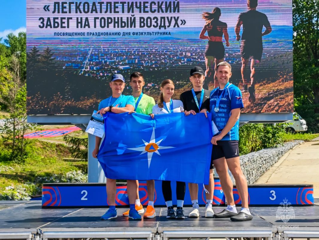 На спортивной волне. В рамках Дня физкультурника пожарный 1 ПСЧ областного центра, кандидат в мастера спорта России по ММА Алексей Рыбченко провел для коллег эффективную разминку На спортивной волне. В рамках Дня физкультурника пожарный 1 ПСЧ областного центра, кандидат в мастера спорта России по ММА Алексей Рыбченко провел для коллег эффективную разминку