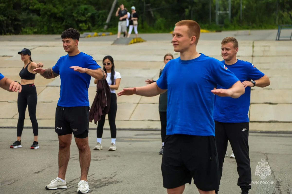 На спортивной волне. В рамках Дня физкультурника пожарный 1 ПСЧ областного центра, кандидат в мастера спорта России по ММА Алексей Рыбченко провел для коллег эффективную разминку На спортивной волне. В рамках Дня физкультурника пожарный 1 ПСЧ областного центра, кандидат в мастера спорта России по ММА Алексей Рыбченко провел для коллег эффективную разминку