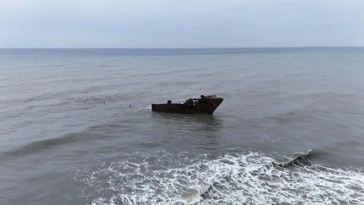 Из моря в Яблочном почти удалили судно «Тамга» — работы на финишной прямой Из моря в Яблочном почти удалили судно «Тамга» — работы на финишной прямой