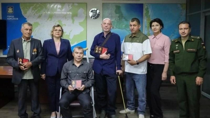В Корсакове вручили награды ветеранам боевых действий