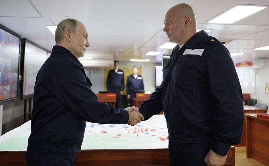 Президент России — Верховный Главнокомандующий Вооружёнными Силами Российской Федерации В.В.Путин на борту гвардейского ракетного крейсера «Варяг» принял участие в завершающей стадии учений Тихоокеанского флота ВМФ России... Президент России — Верховный Главнокомандующий Вооружёнными Силами Российской Федерации В.В.Путин на борту гвардейского ракетного крейсера «Варяг» принял участие в завершающей стадии учений Тихоокеанского флота ВМФ России...