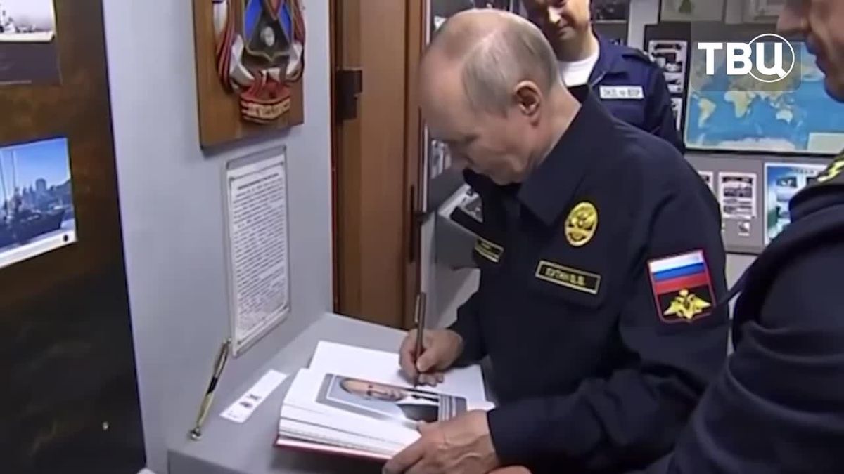 Владимир Путин прошел по палубам гвардейского ракетного крейсера «Варяг»