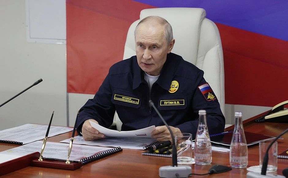 Президент России — Верховный Главнокомандующий Вооружёнными Силами Российской Федерации В.В.Путин на борту гвардейского ракетного крейсера «Варяг» принял участие в завершающей стадии учений Тихоокеанского флота ВМФ России... Президент России — Верховный Главнокомандующий Вооружёнными Силами Российской Федерации В.В.Путин на борту гвардейского ракетного крейсера «Варяг» принял участие в завершающей стадии учений Тихоокеанского флота ВМФ России...